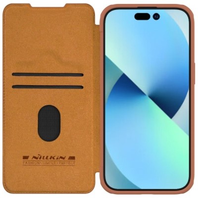 Prabangus „Nillkin“ Qin Pro serijos rudas odinis atverčiamas Apple iPhone 15 dėklas | Priedai.lt