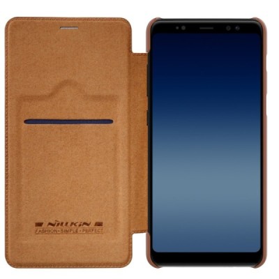 Prabangus „Nillkin“ Qin serijos rudas odinis atverčiamas Samsung Galaxy A8 2018 (A530F) dėklas / Priedai.lt