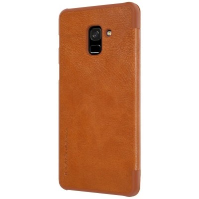 Prabangus „Nillkin“ Qin serijos rudas odinis atverčiamas Samsung Galaxy A8+ 2018 (A730F) dėklas / Priedai.lt
