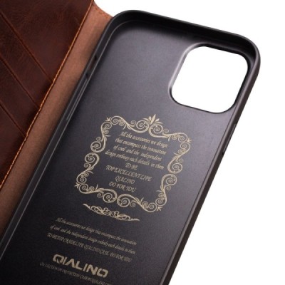 Apple iPhone 13 Pro Max „QIALINO“ atverčiamas rudas odinis dėklas - knygutė | Priedai.lt