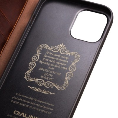 Apple iPhone 13 „QIALINO“ atverčiamas rudas odinis dėklas - knygutė | Priedai.lt